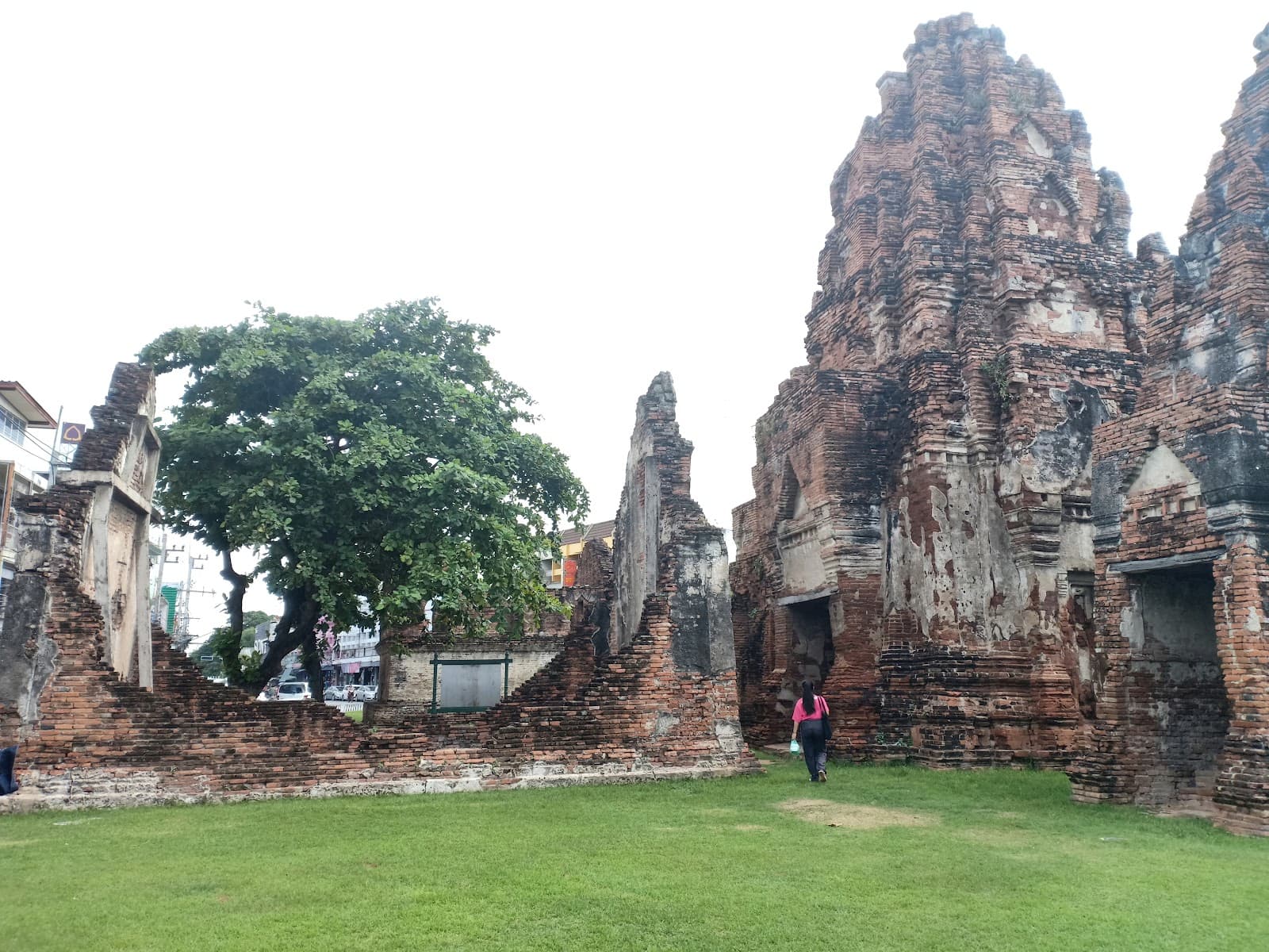 Volunteer at San Phra Kan Prang Khaek Lopburi