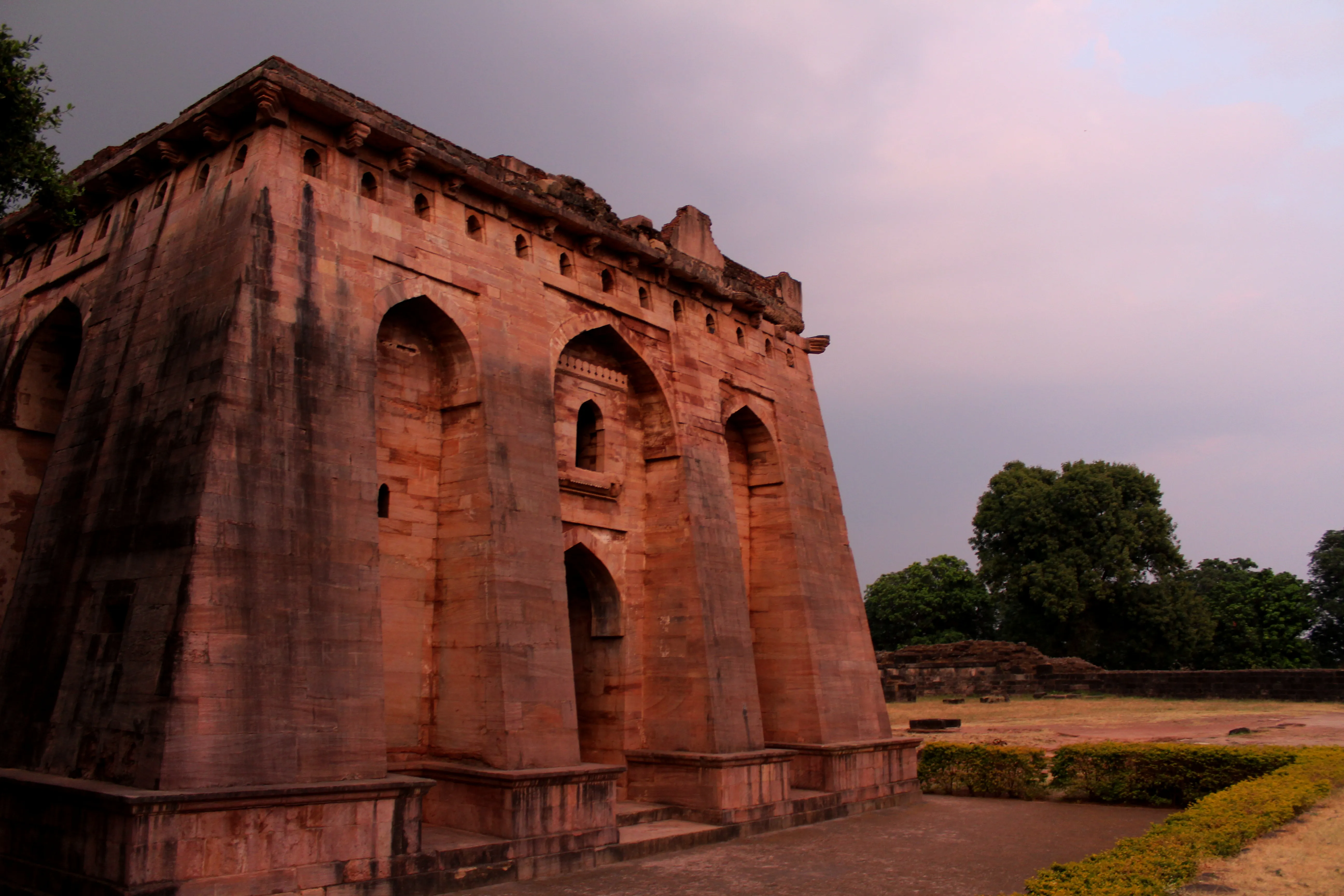 Hindola Mahal Mandu - Image 8