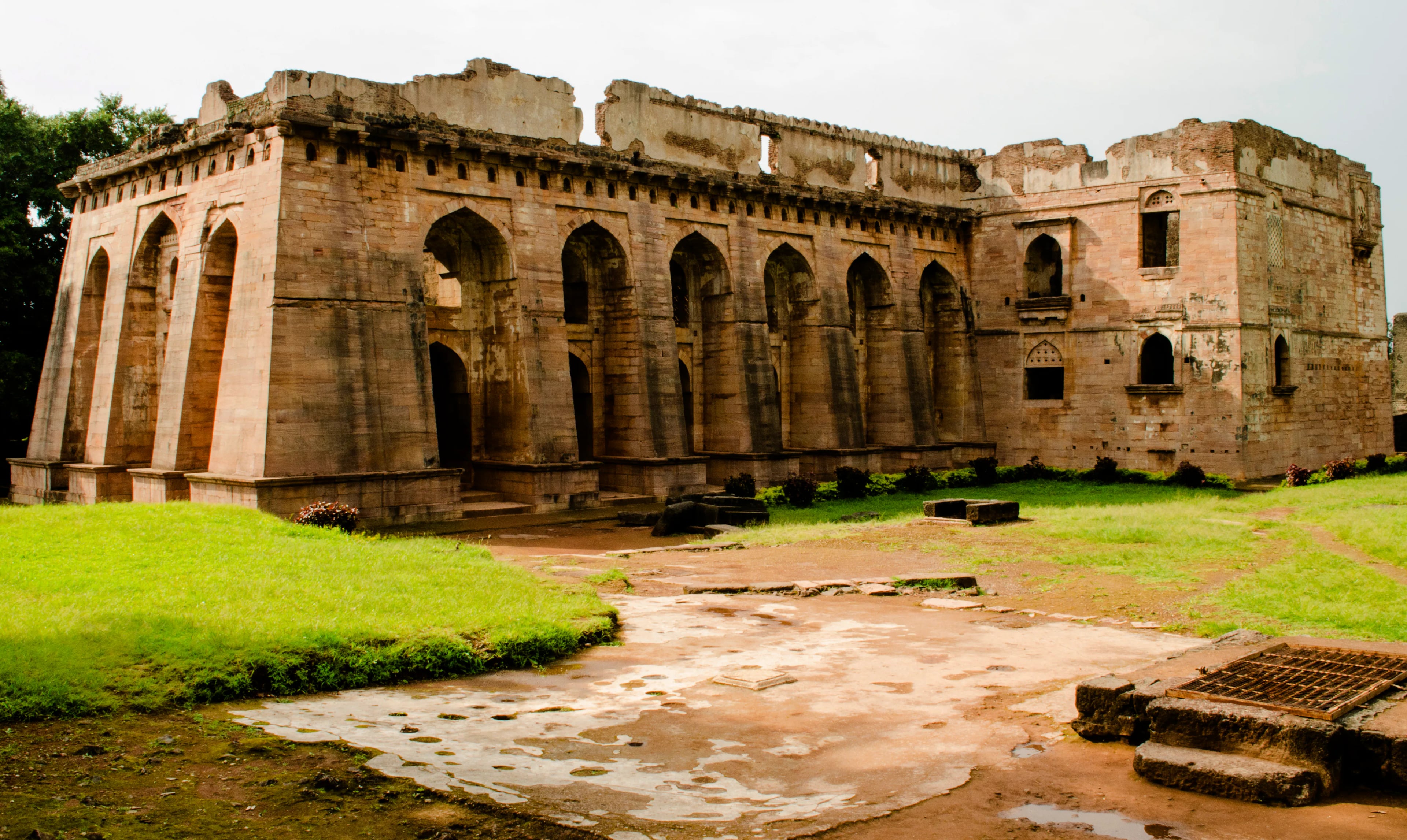 Hindola Mahal Mandu - Image 13