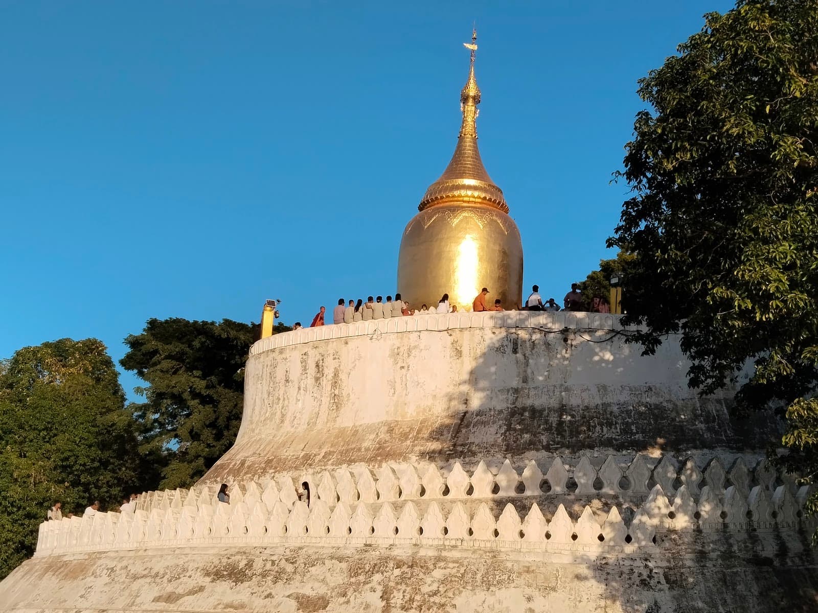 Volunteer at Buphaya Pagoda Bagan