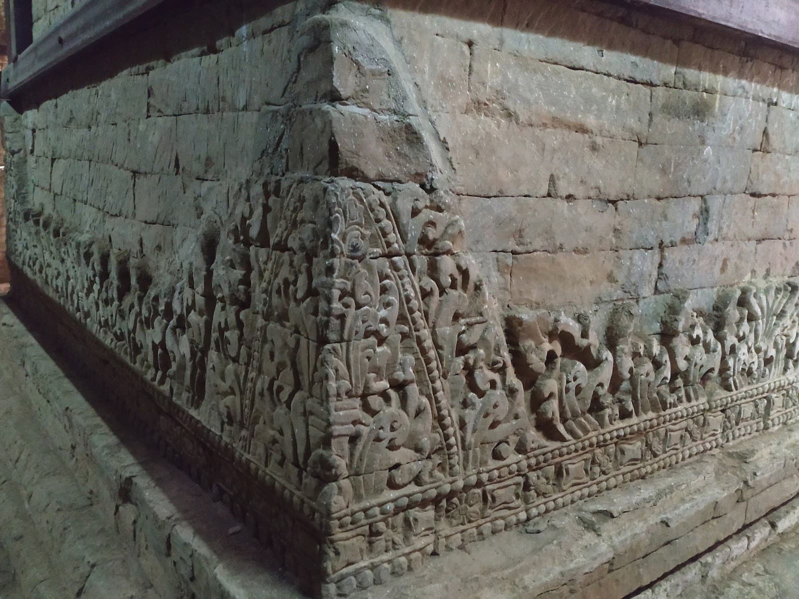 Volunteer at Kyauk Gu Ohnmin Temple Bagan