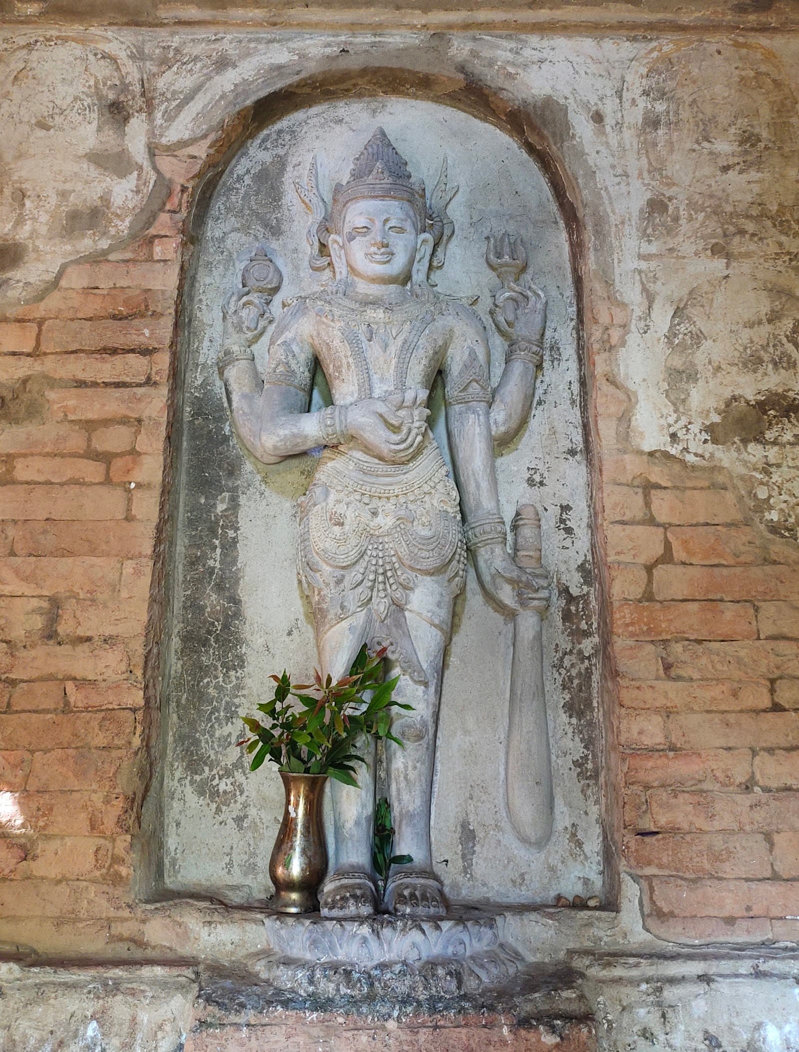 Volunteer at Nat-Hlaung Kyaung Temple Bagan