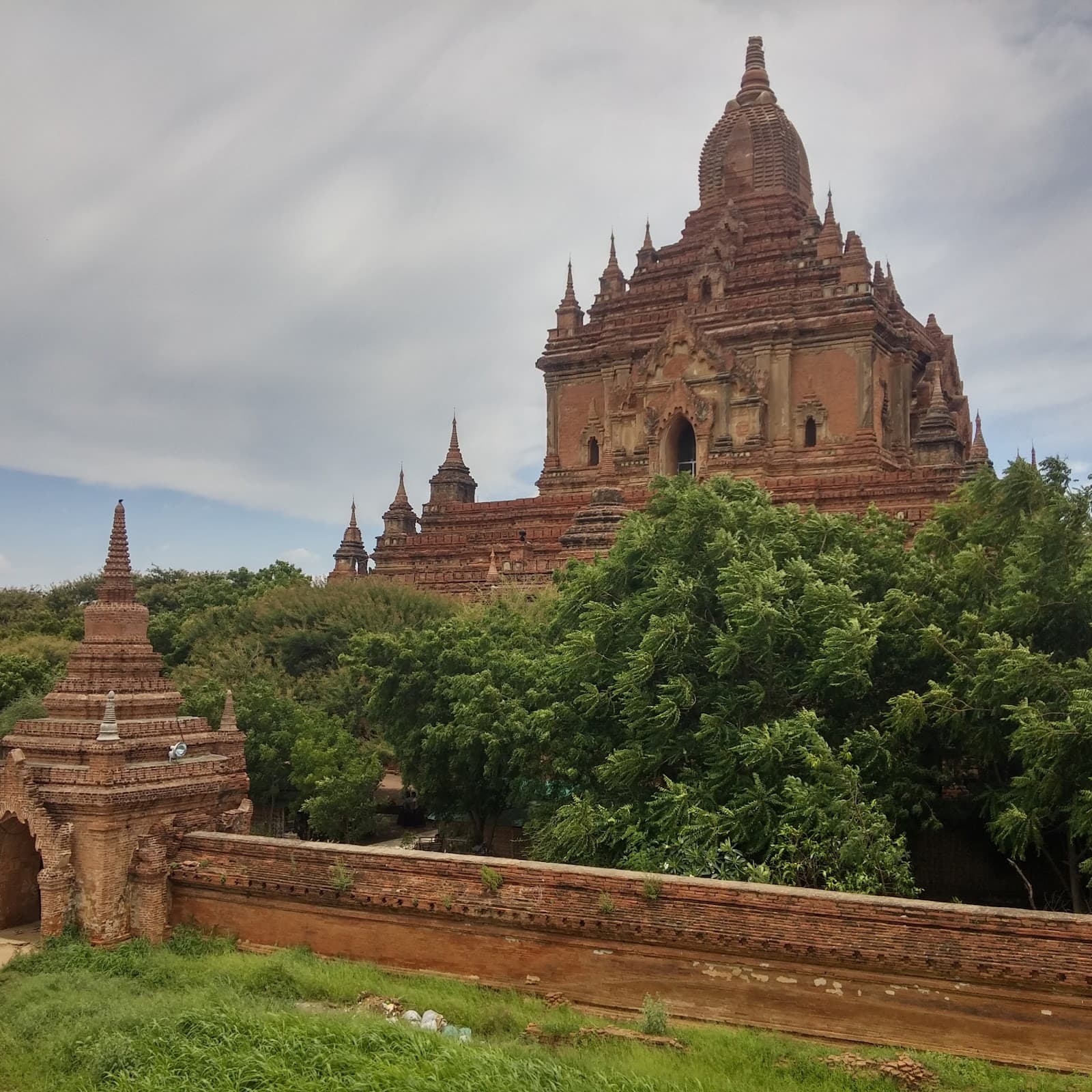 Volunteer at Thatbyinnyu Temple Bagan