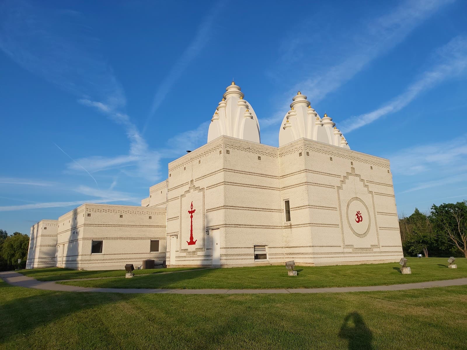 Hindu Temple of Ottawa-Carleton Ottawa temple in 4835 Bank Street, Gloucester (K1X 1G6), Ontario, Canada, Ontario - Dravida architecture style, Indo-Canadian architecture style, Postmodern architecture style, North American Institutional architecture style (Bengal Renaissance Period) - thumbnail