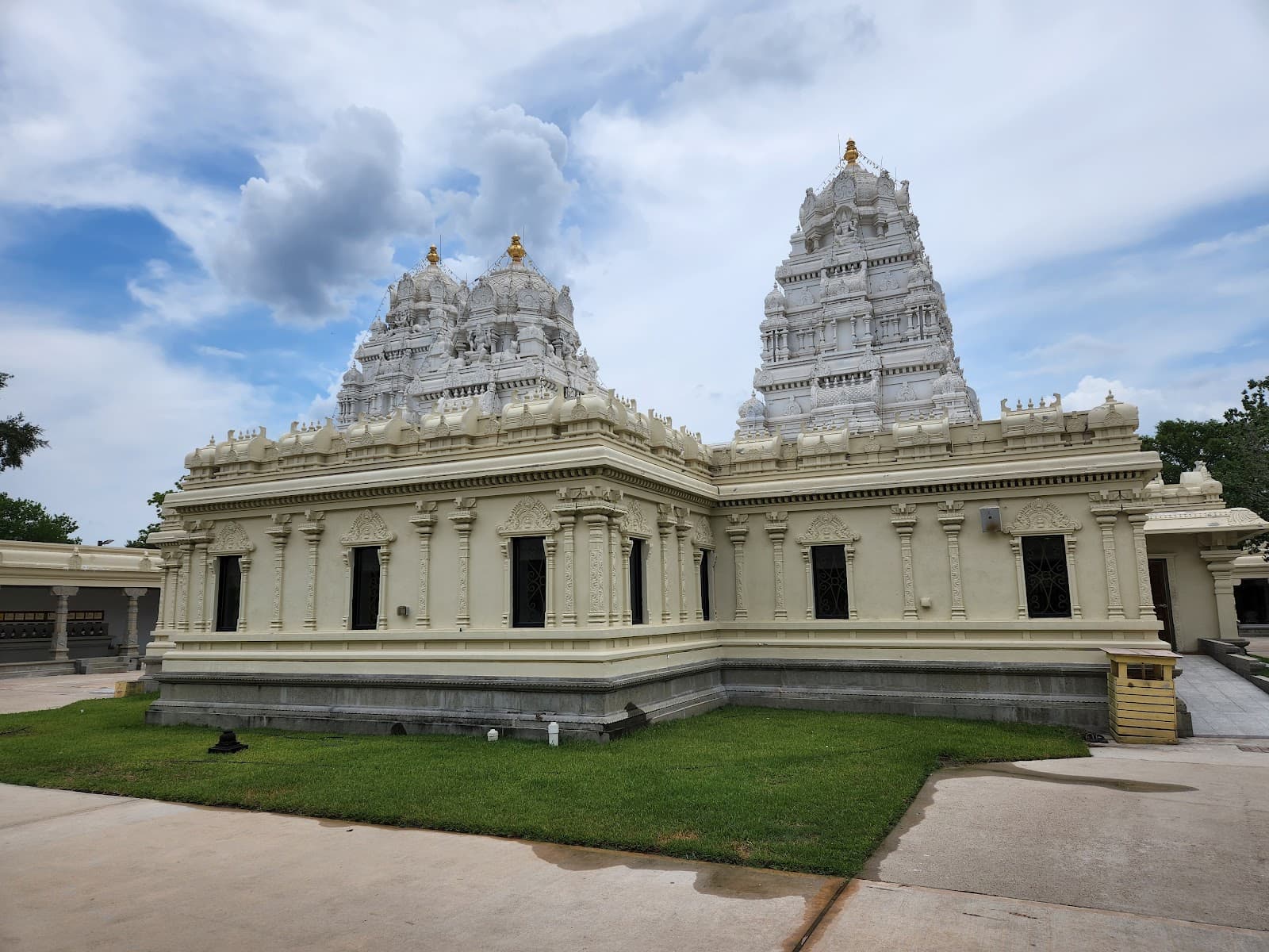 Sri Meenakshi Temple in Pearland, Texas, dedicated to Meenakshi, Sundareswarar, and Venkateswara, opens daily at 6:00 AM and maintains staggered archanas and homams through 8:30 PM, redistributing 4,0...